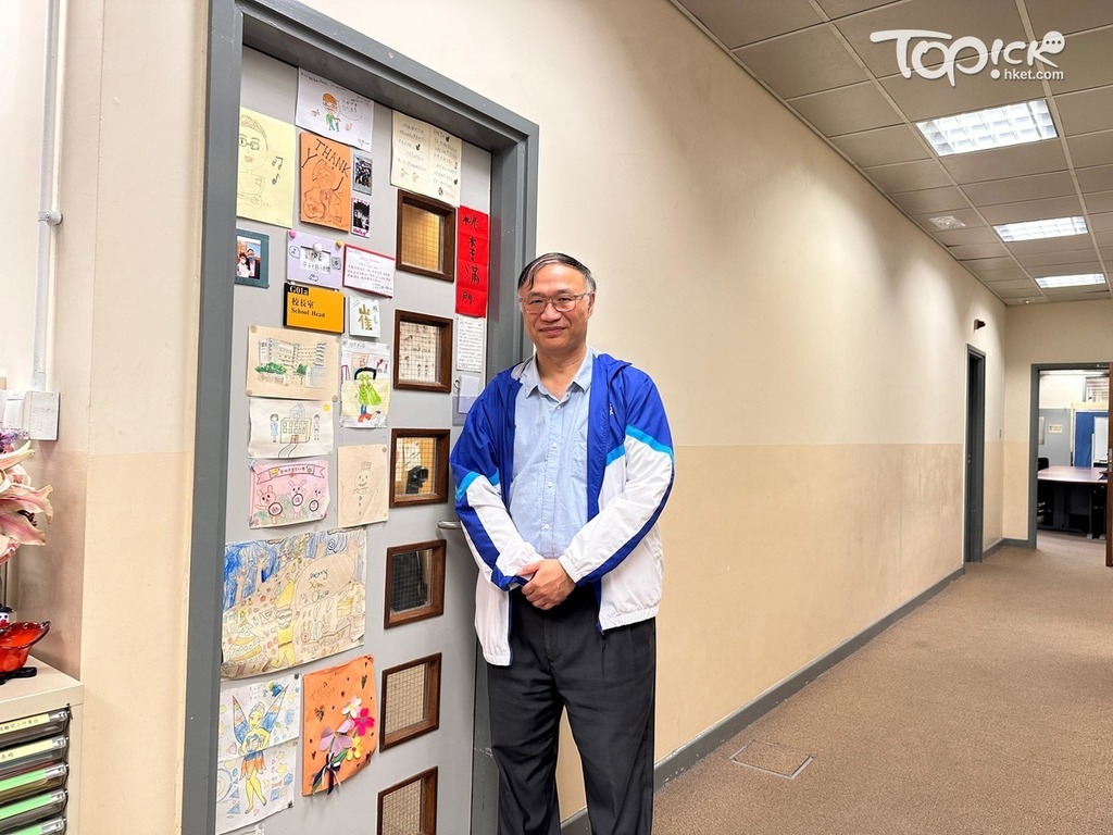 崔校長甚受學生歡迎，校長室門上貼滿學生寫給他的卡和信。（TOPick記者攝）
