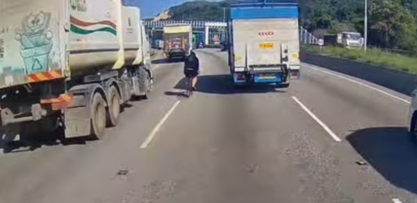 一輛藍色貨車為避讓單車友,越線加速超越。(取自Facebook「車cam L」群組)