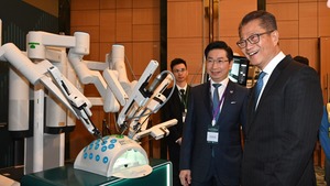 陳茂波指，手術機器人領域的發展空間非常巨大。(政府新聞處圖片)
