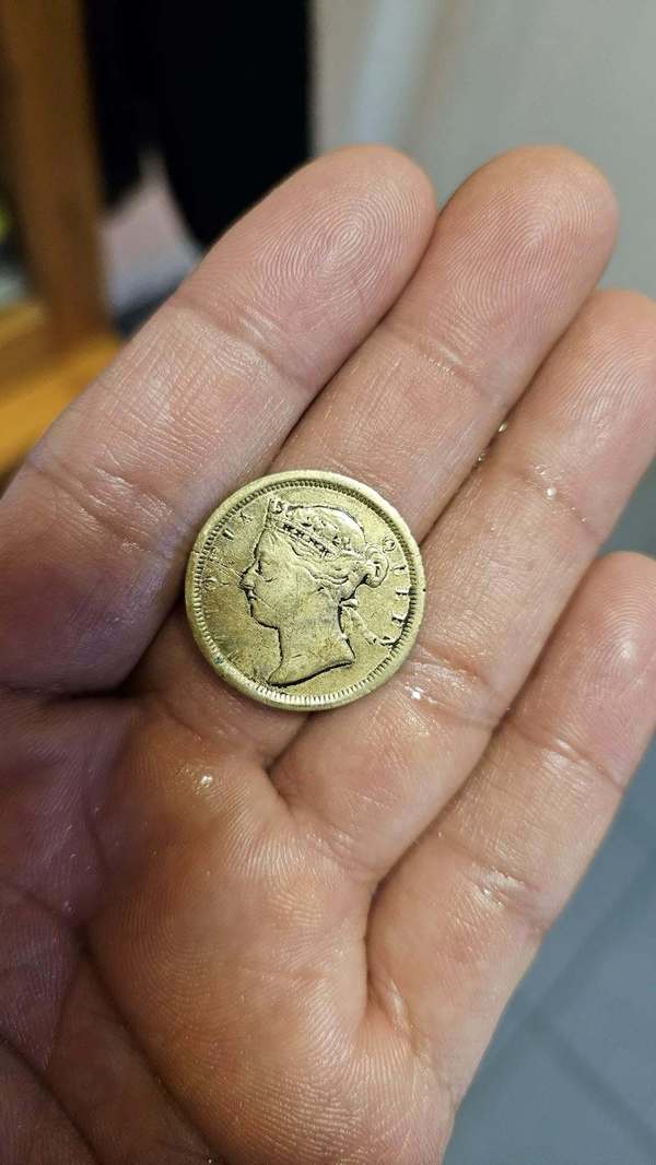 一面是前英女皇維多利亞的側面頭像,「VICTORIA QUEEN」的字樣已有些模糊。(取自Facebook「西環變幻時」群組)