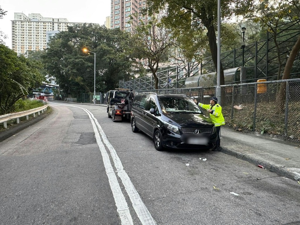 行動期間，警方共發出815張定額罰款通知書，並拖走4輛對道路造成嚴重阻塞的車輛 。（警方圖片）