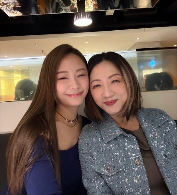 Sophie除夕與家人聚餐，其70歲媽媽超凍齡靚樣獲網民大讚。（IG@sophieysm）