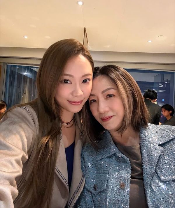 Sophie除夕與家人聚餐，其70歲媽媽超凍齡靚樣獲網民大讚。（IG@sophieysm）