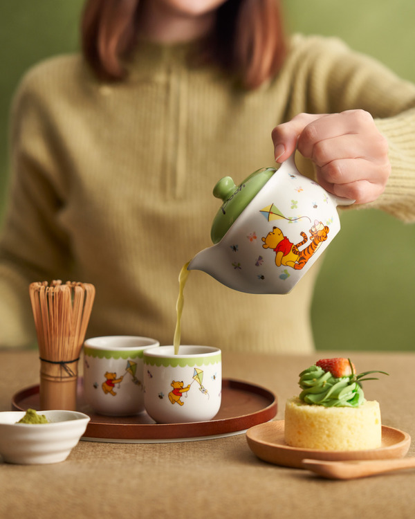 7-11禮品換領|以綠悠悠的草原為設計靈感,陶瓷茶壼印有小熊維尼、跳跳虎和小豬在草原一同放風箏的情景。