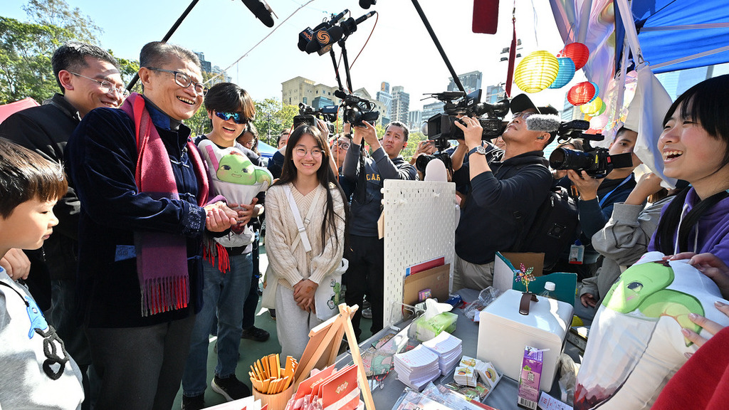 陳茂波年廿九現身維園年宵市場。