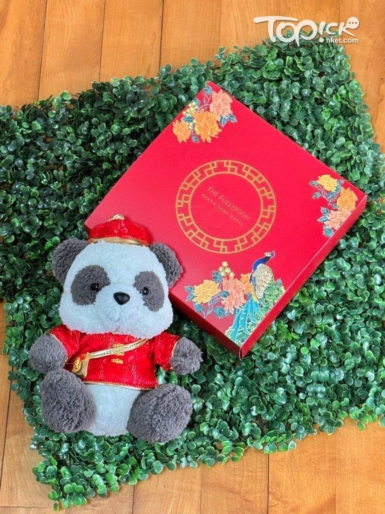  富麗敦海洋公園酒店送過來的年糕還有隻熊貓公仔，實在可愛到犯規！