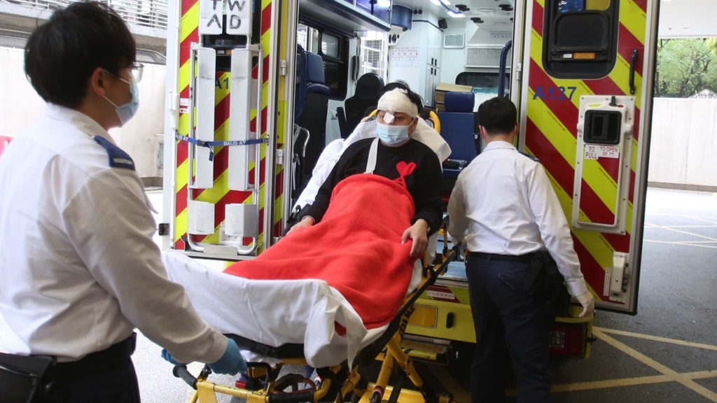 男途人被磚頭擊中，頭部受傷。（曾秋文攝）