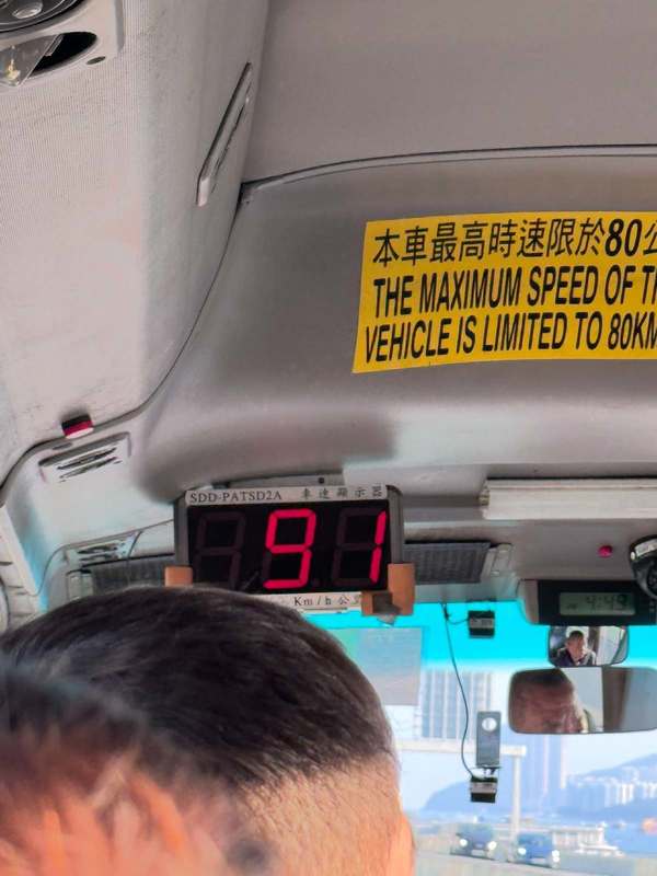 網民分享乘搭超速小巴經歷。(取自Threads)