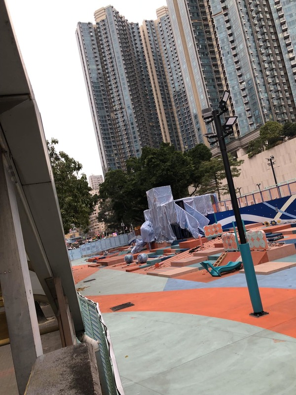 有網民發現觀塘市中心臨時遊樂場被蓋上帆布，疑似即將被拆卸。（X官塘老母群組@Facebook）