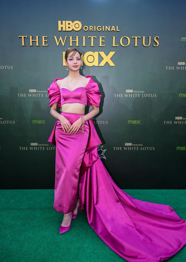 在泰國曼谷出席《白蓮會》宣傳活動，BLACKPINK的Lisa穿上Louis Vuitton的silk satin晚裝登場。（圖片品牌提供）