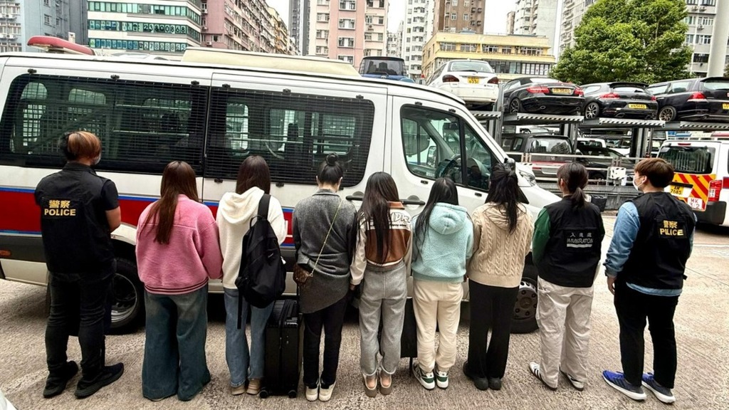 警方拘捕10名內地女子及1名外籍女子涉嫌違反逗留條件。（警方提供）
