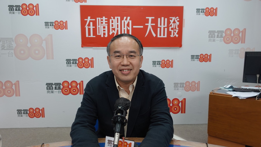許正宇指，政府要「睇餸食飯」，不應只「勒緊褲頭」。（商台提供）