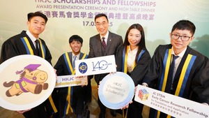 馬會主席利子厚（中）與蔡卓欣（右二）、李灝（左二）及龎灝鏘（左一）、胡德林（右一）出席賽馬會獎學金頒獎禮。（馬會圖片）