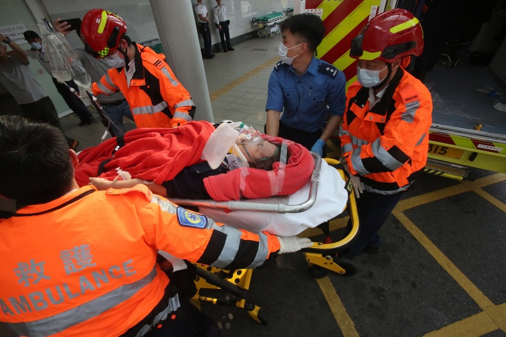 葵涌一名女子被貨車撞倒，腳部被困於車底，救護員花近1小時救出。