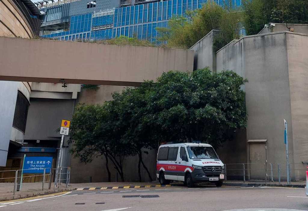 數碼港一名男工人被高處墮下的磨機擊中受傷，一度吐血。