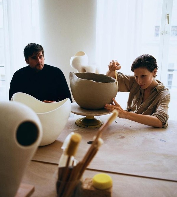 Rodrigo Garcia Alvarez與雕塑家(右)Katharina Kaminski,後者以黏土手工製作雕塑,然後將蠟燭嵌入雕塑裏,燃點後光後影流動,很是好看。
