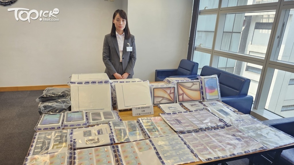 警方檢獲70張他人信用卡、65張扣賬卡 及多部電子產品等。（曾秋文攝）