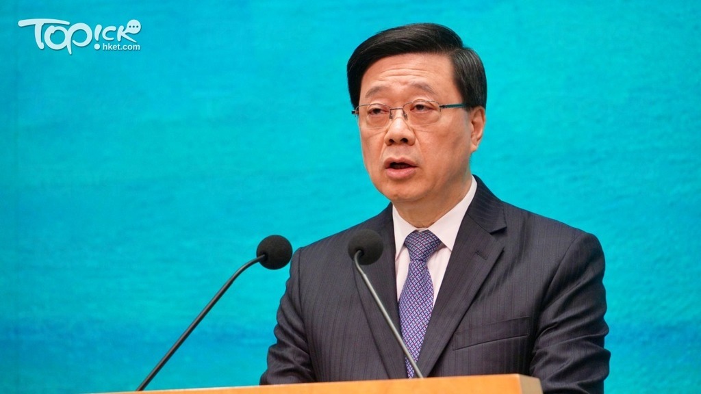 行政長官李家超出席行會前見傳媒，批評美國加徵關稅是霸凌野蠻。（梁偉榮攝）