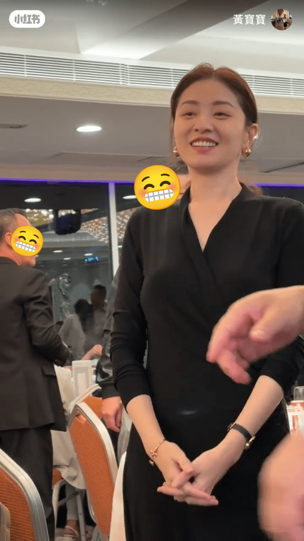 近日,極少在公共場合路面的Suki出席宴會時被野生捕獲。(取自小紅書)
