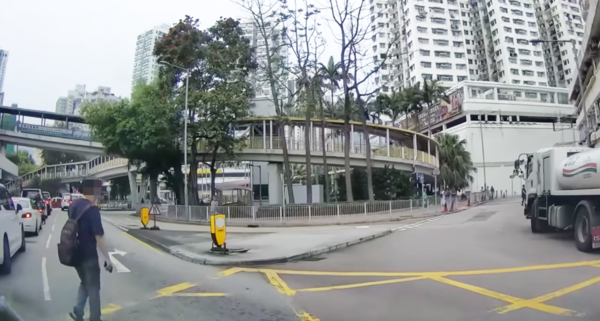 背包男亂過馬路,司機響喇叭反被鬧挑釁。(取自Faceboo「車cam L」群組)