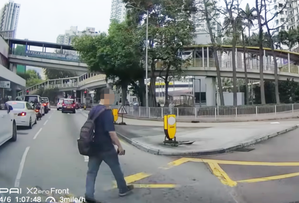 背包男亂過馬路,司機響喇叭反被鬧挑釁。(取自Faceboo「車cam L」群組)