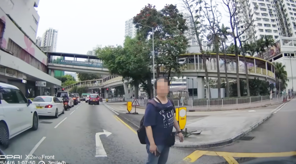 背包男亂過馬路,司機響喇叭反被鬧挑釁。(取自Faceboo「車cam L」群組)