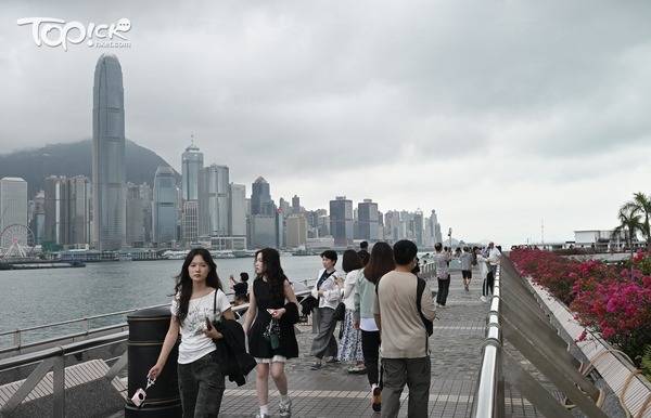 明日冷鋒移近本港,預料有驟雨及強烈狂風雷暴,氣溫顯著下降。(曾耀輝攝)