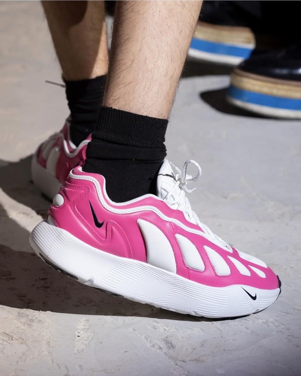 Comme des Garcons Homme Plus時裝展上出現了這對Nike Sense 96球鞋,換上了粉紅色新裝。($2,299)