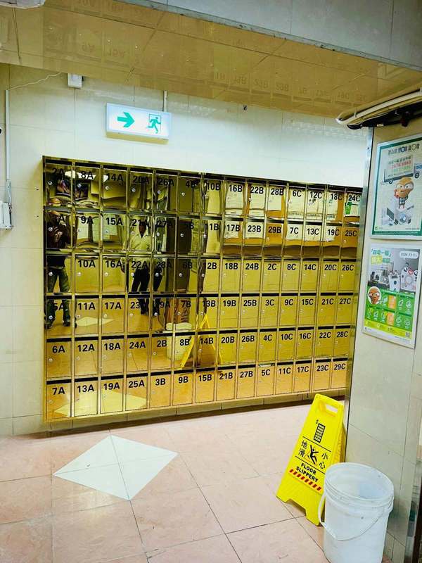 大廈突換金黃色「爆閃」信箱。(取自Threads)