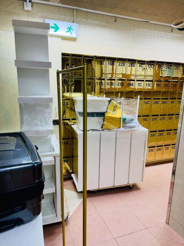 大廈突換金黃色「爆閃」信箱。(取自Threads)