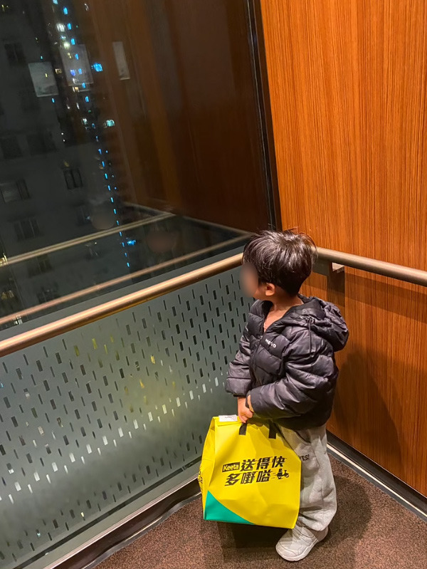 港媽推BB車湊仔兼送外賣。(取自小紅書)