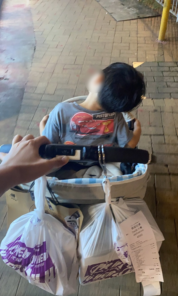 港媽推BB車湊仔兼送外賣。(取自小紅書)