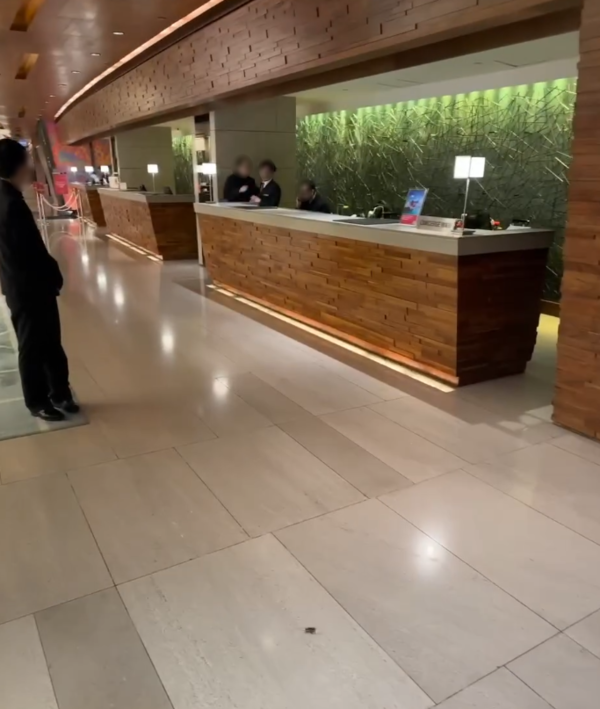 酒店大堂地上有蟑螂爬行,惟職員見到卻無動於衷。(取自Threads)