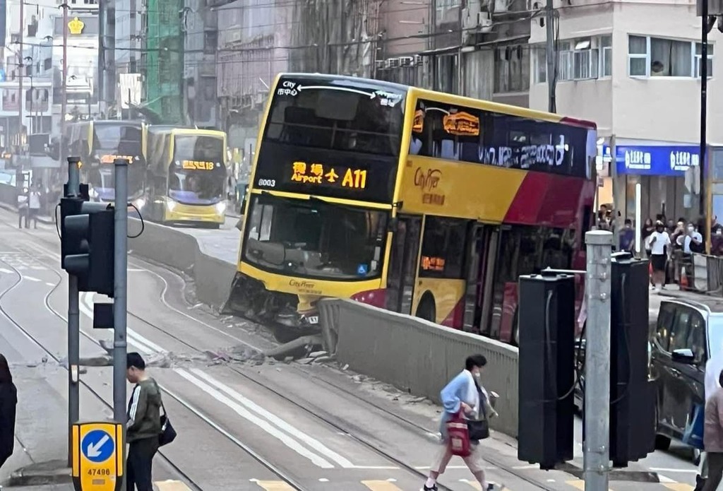 一輛城巴機場巴士在北角英皇道近新都城百貨撞上石壆。（網上圖片）