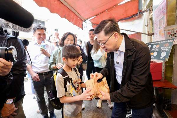 特首李家超在復活節假期首日,到訪大澳。(特首辦提供)