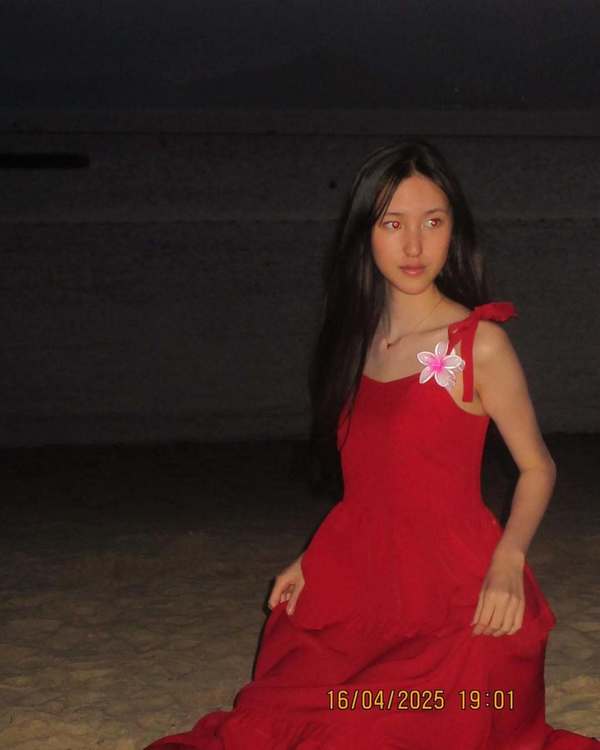 林文龍與郭可盈女兒林天若近日上載一輯在沙灘拍的靚相。