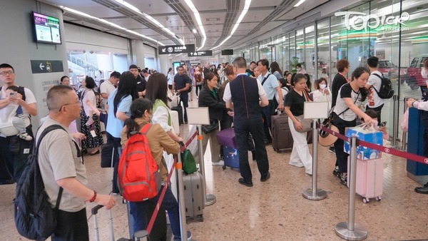 2025年的復活節長假期昨日(4月21日)結束,大批港人回港。(朱永倫攝)