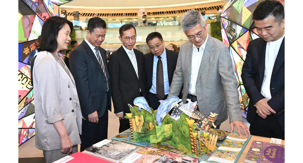 圖示於四月十九日在沙田新城市廣場舉行「香港悅讀周2025暨2025香港閱讀＋」啟動禮。 文化體育及旅遊局副局長劉震（右二）、深圳市委宣傳部副部長蘇榮才（右三）、康樂及文化事務署署長陳詠雯（左一）、香港出版總會會長李家駒博士（左三）及其他嘉賓參觀展覽。