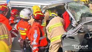 青衣客貨車撞向重型吊臂車車尾，客貨車司被困車內，獲救後送院治理。（讀者提供）