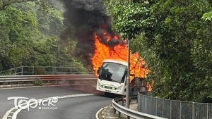 大嶼山往東涌方向巴士起火，消防正調查起因。（網上圖片）