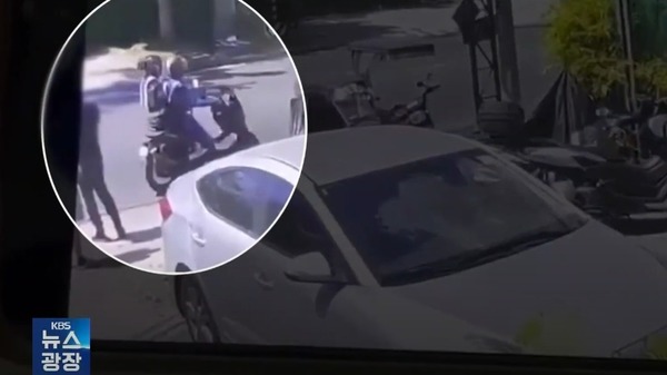 事發於周日(20日)下午1時，菲律賓安赫勒斯市（Angeles City）有2名劫匪乘電單車駛至街頭位置。(影片截圖)