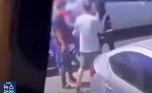 一名韓國男遊客成搶劫目標，遭歹徒強搶他身上的財物。(影片截圖)
