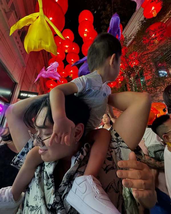 鄭俊弘與兒子鄭讚廷。