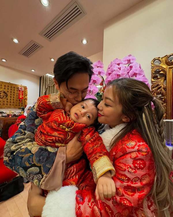鄭俊弘夫婦與兒子鄭讚廷。