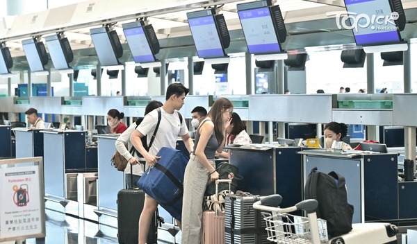 政府有意增加機場離境稅至200元。(曾耀輝攝)