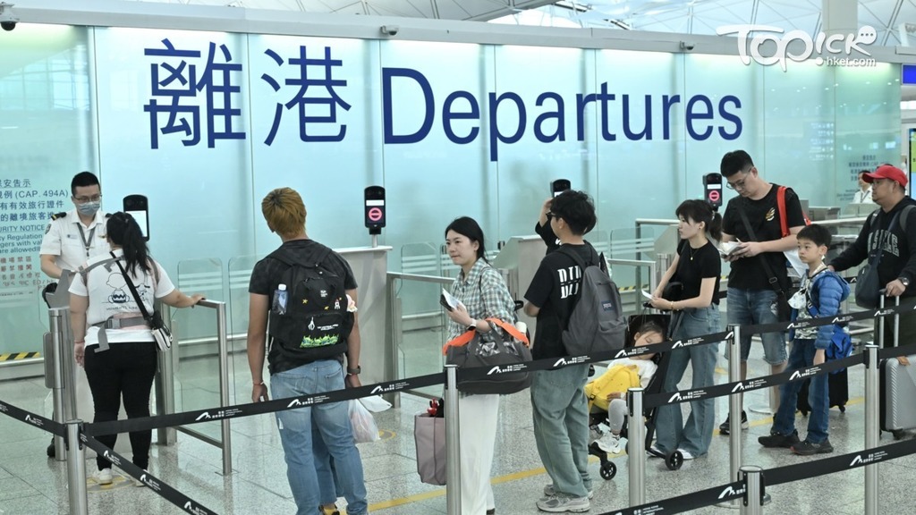 政府有意增加機場離境稅至200元。（曾耀輝攝）