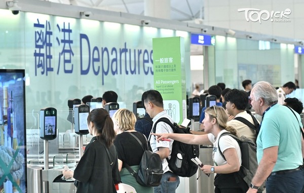 政府有意增加機場離境稅至200元。(曾耀輝攝)
