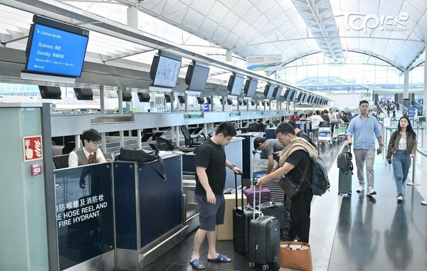 政府有意增加機場離境稅至200元。(曾耀輝攝)