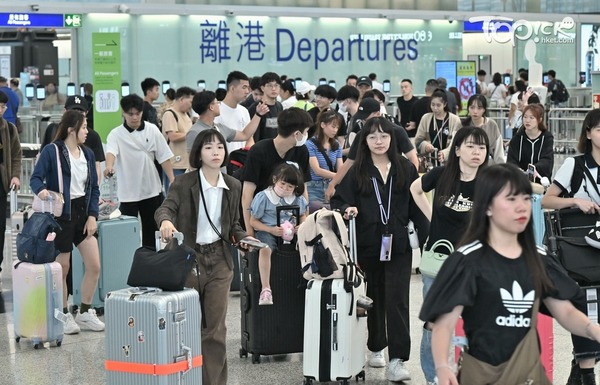 政府有意增加機場離境稅至200元。(曾耀輝攝)