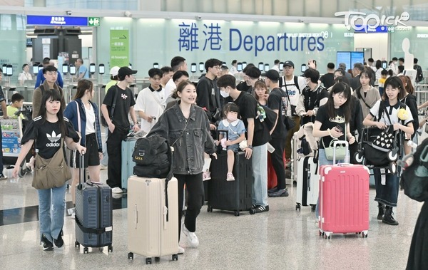 政府有意增加機場離境稅至200元。(曾耀輝攝)